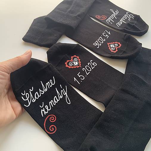 Darčeková sada maľovaných ponožiek pre novomanželov / k výročiu svadby (čierne s bielo červenou maľbou)