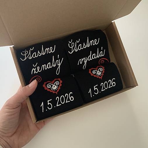 Darčeková sada maľovaných ponožiek pre novomanželov / k výročiu svadby (čierne s bielo červenou maľbou)