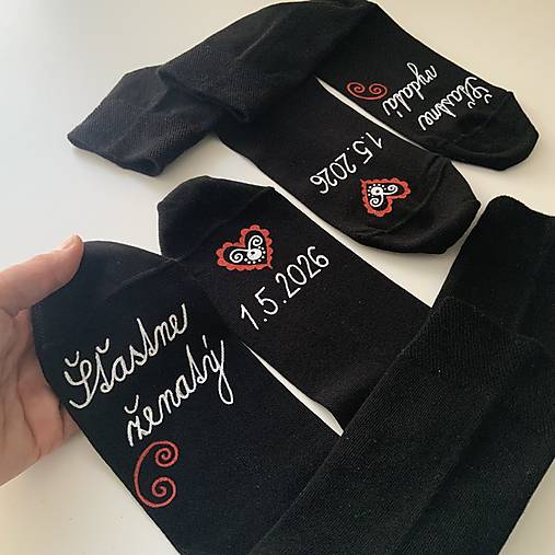 Darčeková sada maľovaných ponožiek pre novomanželov / k výročiu svadby (čierne s bielo červenou maľbou)