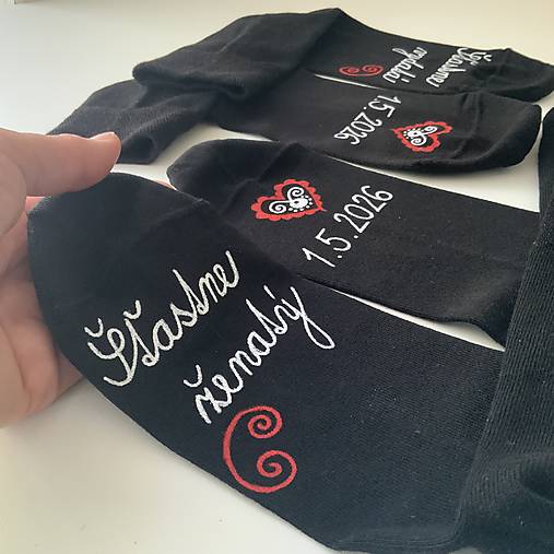 Darčeková sada maľovaných ponožiek pre novomanželov / k výročiu svadby (čierne s bielo červenou maľbou)