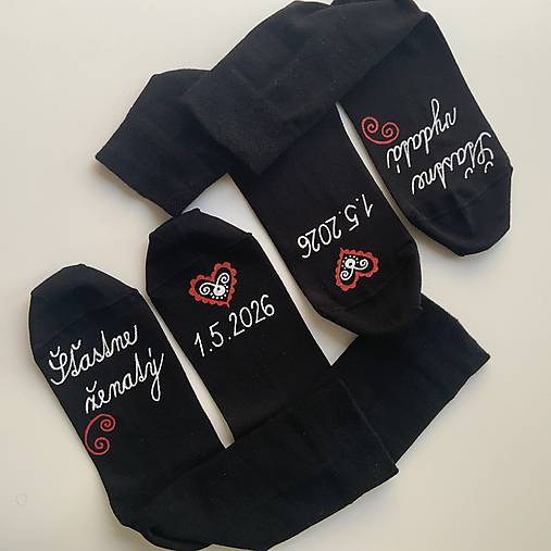 Darčeková sada maľovaných ponožiek pre novomanželov / k výročiu svadby (čierne s bielo červenou maľbou)