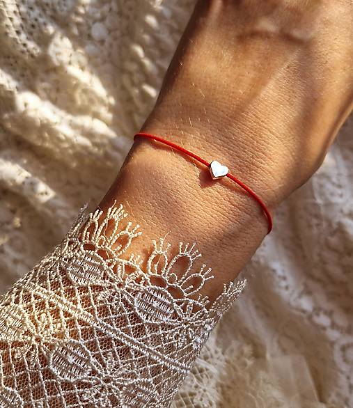 Náramky - Náramok na pružnej šnúrke*strieborne srdiečko - 18289767_