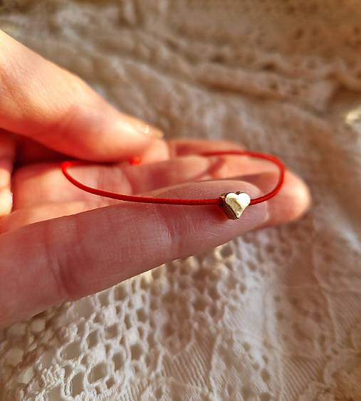 Náramky - Náramok na pružnej šnúrke*zlaté srdiečko - 18289774_