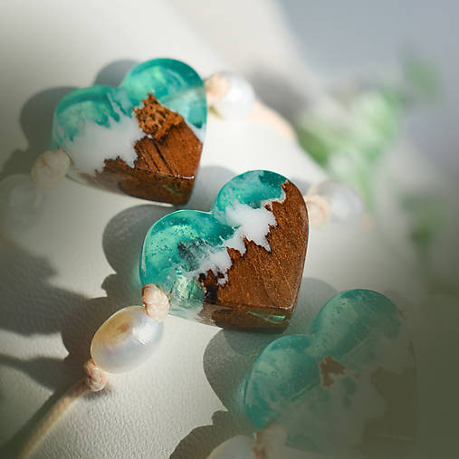 Náramky - Drevený nastaviteľný náramok srdiečko z dreva a živice s riečnou perlou - 18289732_