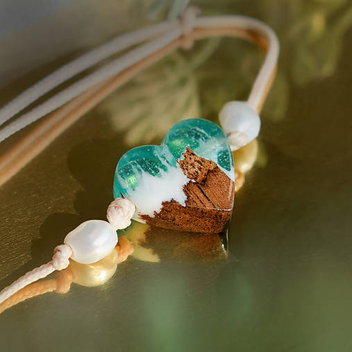 Náramky - Drevený nastaviteľný náramok srdiečko z dreva a živice s riečnou perlou - 18289745_