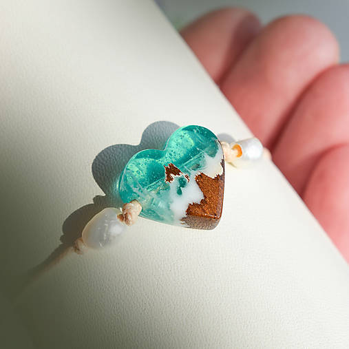 Náramky - Drevený nastaviteľný náramok srdiečko z dreva a živice s riečnou perlou - 18289755_