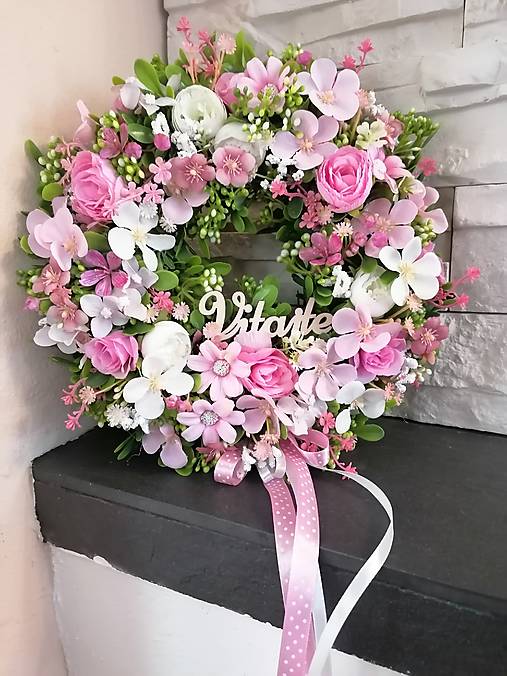 Dekorácie - Kvetinovy ružový veniec s nápisom 30cm - 18291313_