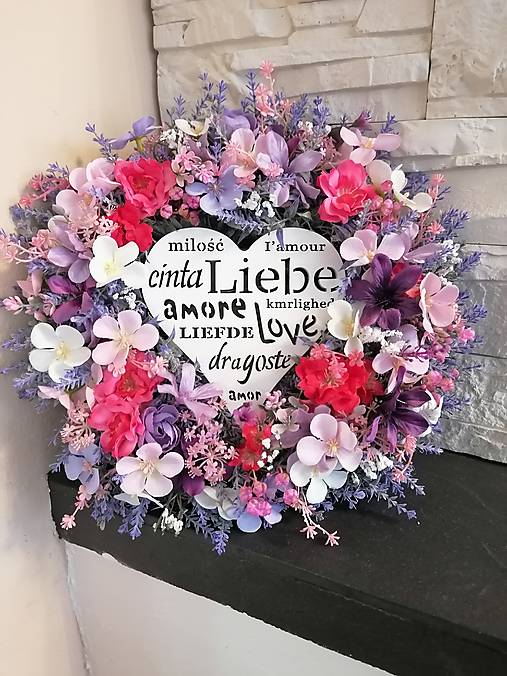 Dekorácie - Levanduľovy veniec fialovo fukchsiovy 35cm so srdcom s mašlou - 18291817_