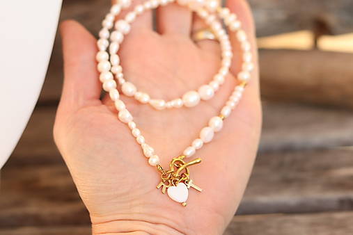 Perlový náhrdelník s písmenkami a srdiečkom