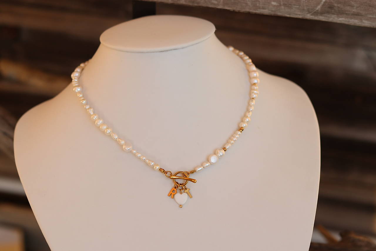 Perlový náhrdelník s písmenkami a srdiečkom