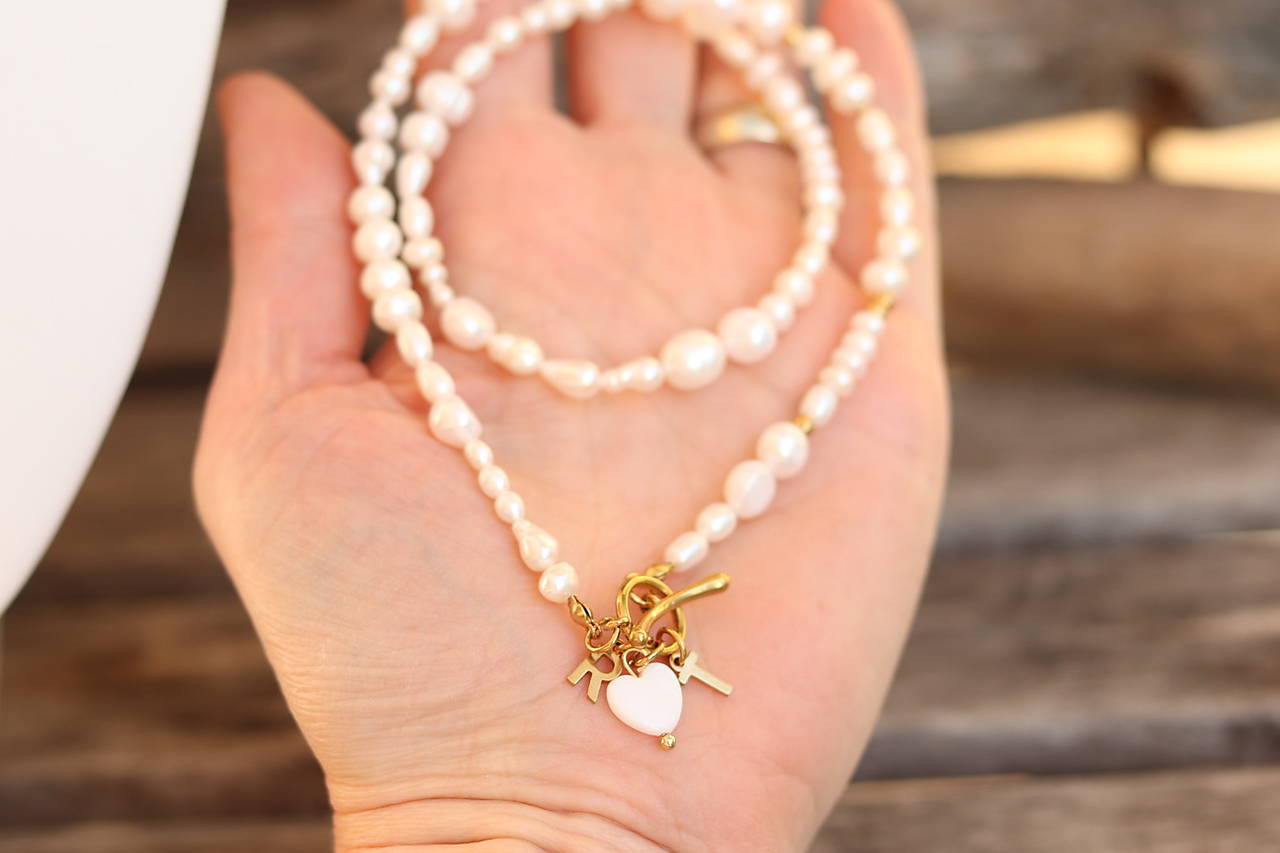 Perlový náhrdelník s písmenkami a srdiečkom