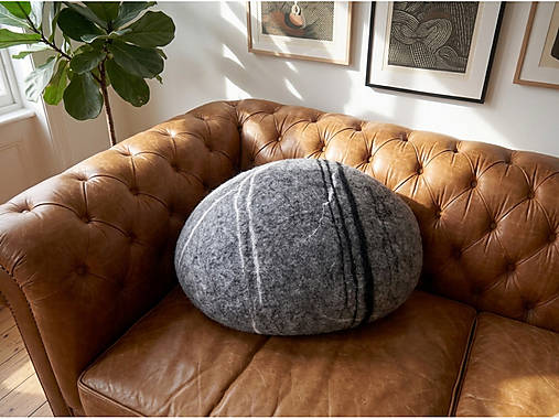 Úžitkový textil - Dekoratívny vankúš  z plstenej vlny 57x37х24 cm. - 18292111_