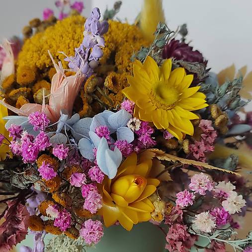 keramický hrnček plný pastelových sušených kvetov