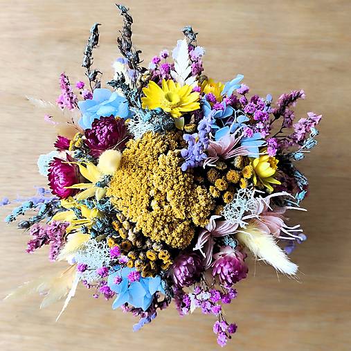 keramický hrnček plný pastelových sušených kvetov