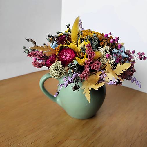 keramický hrnček plný pastelových sušených kvetov