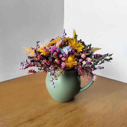 keramický hrnček plný pastelových sušených kvetov