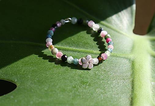 Prstene - Strieborný prsteň s turmalínom a kvetinkou - 18293685_