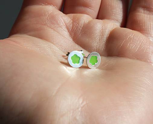 Náušnice - Neónové strieborné náušnice - zelené kvetinky - 18293700_