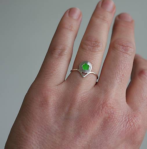 Prstene - Neónový strieborný prsteň - zelená kvetinka - 18293735_