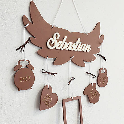 Darček pre novorodenca meno s údajmi a krídlami 35cm