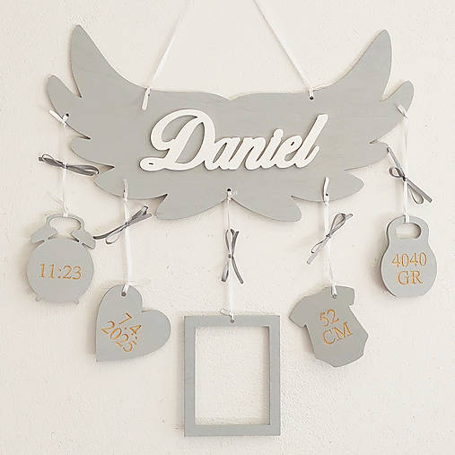 Darček pre novorodenca meno s údajmi a krídlami 35cm