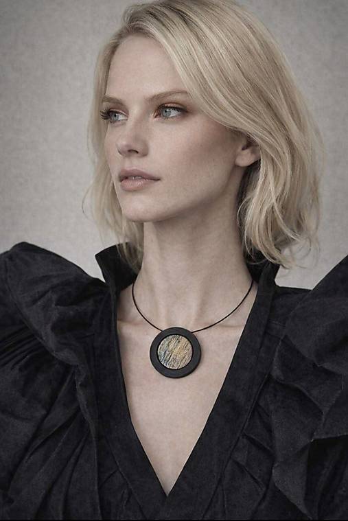 Náhrdelníky - Drevený náhrdelník Moon - 18296783_