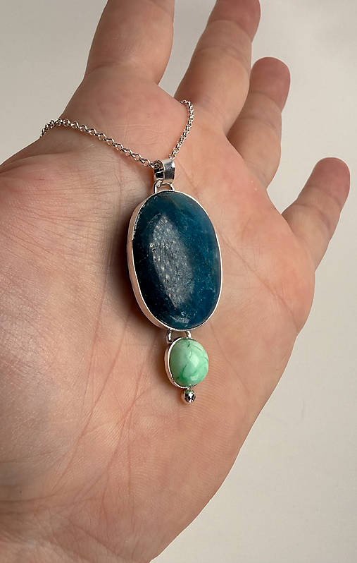 Strieborný 925/1000 prívesok s apatitom a chryzoprasom