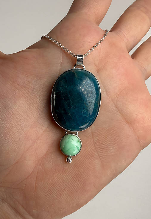 Strieborný 925/1000 prívesok s apatitom a chryzoprasom