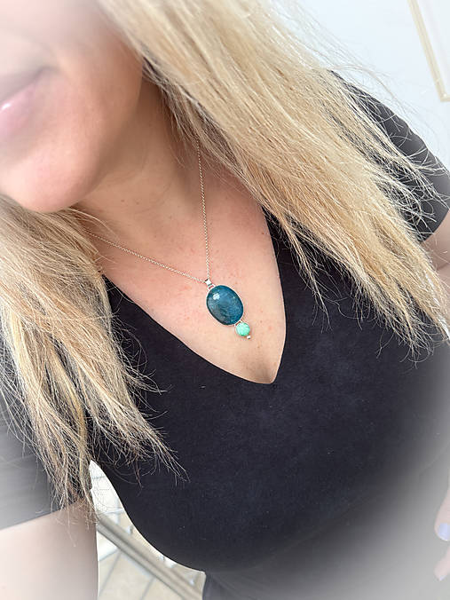 Strieborný 925/1000 prívesok s apatitom a chryzoprasom