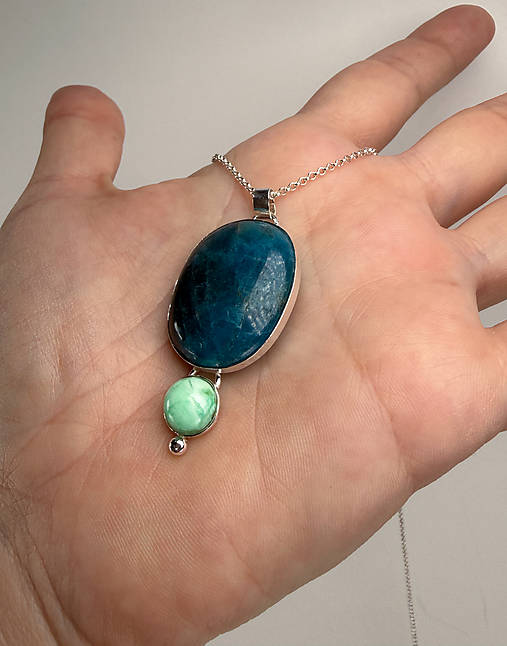 Strieborný 925/1000 prívesok s apatitom a chryzoprasom