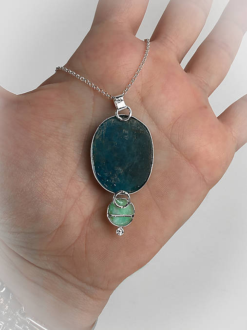 Strieborný 925/1000 prívesok s apatitom a chryzoprasom