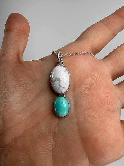 Strieborný 925/1000 prívesok s howlitom a amazonitom