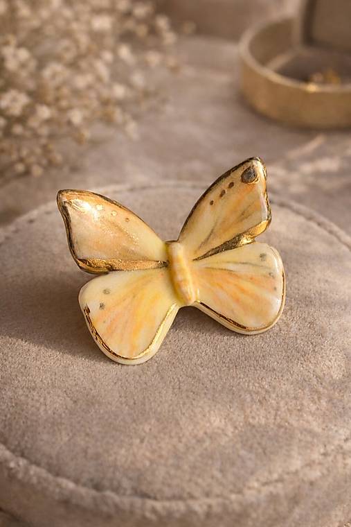 Brošne - Motýľ žltý - porcelánová elegantná brošňa  - 18295238_