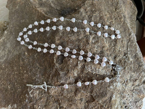 Náhrdelníky - ruženec s menom a dátumom narodenia (ruženec s bledoružovými plastovými srdiečkami) - 18297045_