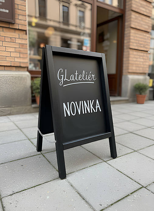 Kriedový reklamný stojan Á-čko (Pestrofarebná)