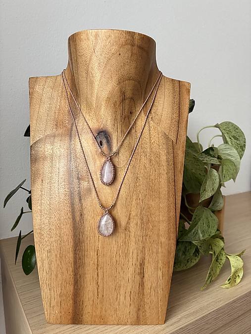 Náhrdelníky - Nežný prívesok- makrame náhrdelník - 18297874_