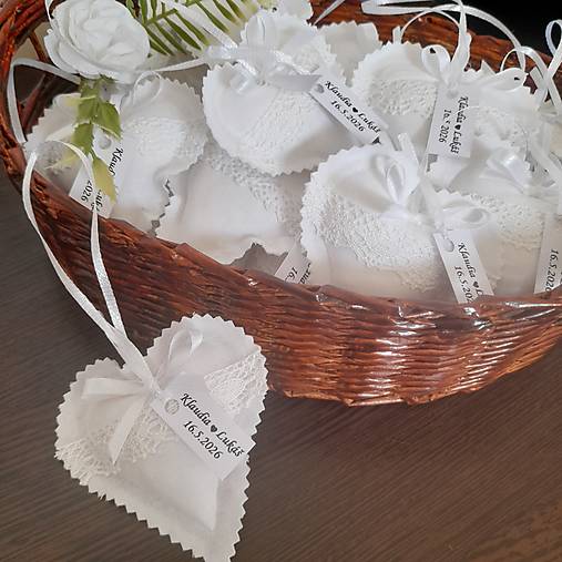 Darčeky pre svadobčanov - Voňavé čipkované srdiečka biele - 9 cm - 18297677_
