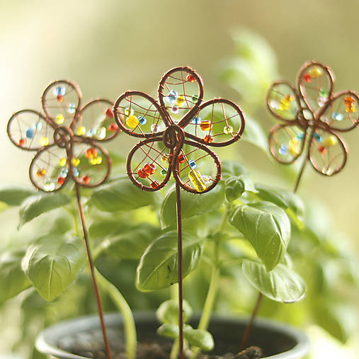 Dekorácie - zapichovacie kvetinky z medeného drôtu - 18300434_