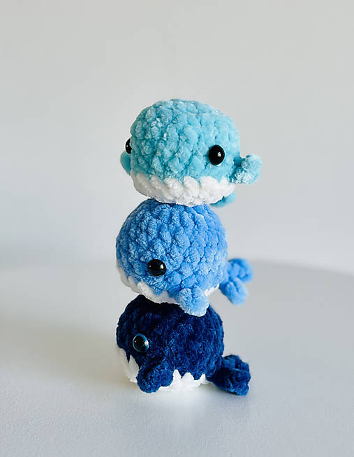 Hračky - Sada 3 mini háčkovaných veľrybiek – roztomilé amigurumi do kapsy - 18299102_