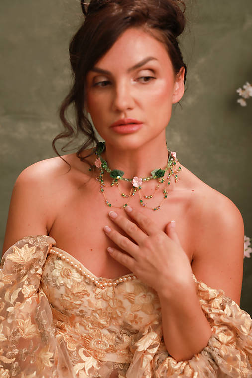 Kvetinový Bridgerton náhrdelník "prvé dotyky”