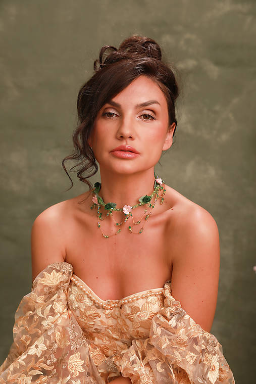 Kvetinový Bridgerton náhrdelník "prvé dotyky”