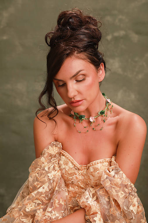 Kvetinový Bridgerton náhrdelník "prvé dotyky”