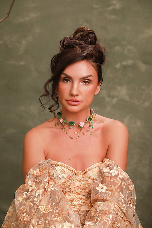 Kvetinový Bridgerton náhrdelník "prvé dotyky”