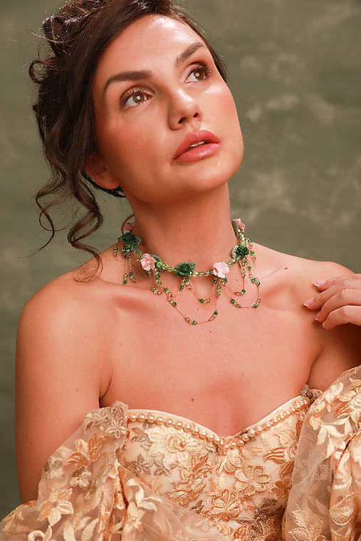 Kvetinový Bridgerton náhrdelník "prvé dotyky”