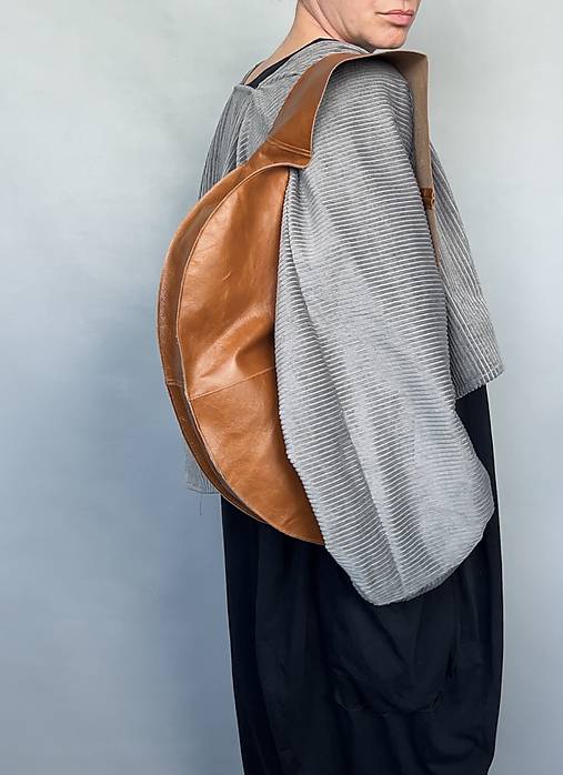 Veľké tašky - Arc Sling Amber medium kožená kabelka - 18302554_