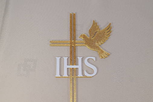 Dekorácie - Kríž s nápisom IHS doplnený o holubicu ako symbol Ducha Svätého - 18302845_