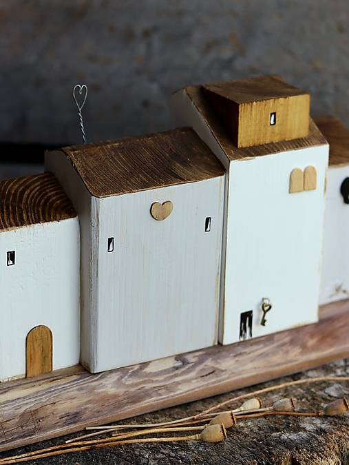 Minimalistické drevené uličky