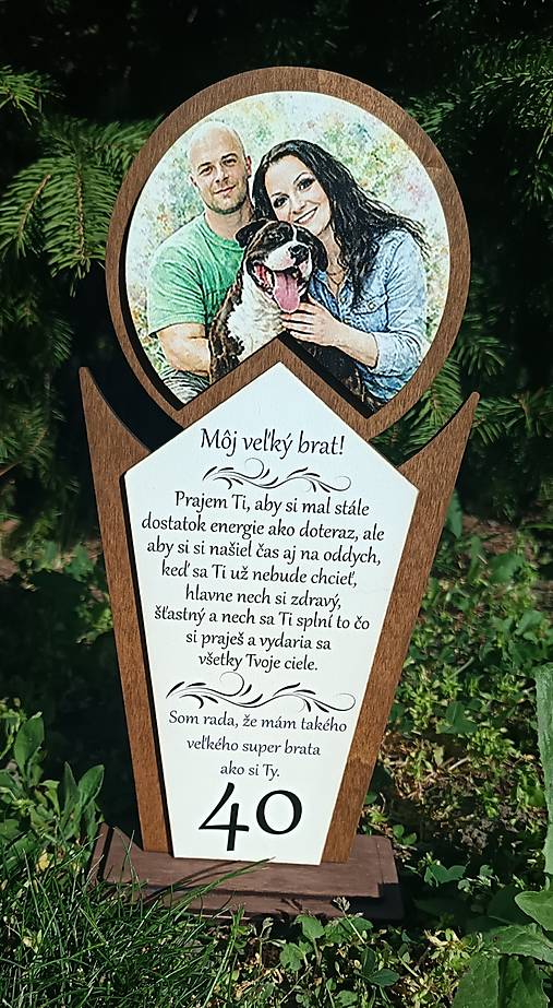 Tabuľky - Darček k 40 narodeninám pre brata – personalizovaná drevená trofej s fotkou a textom - 18307153_