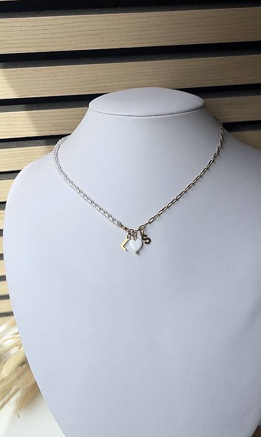 Perlový náhrdelník/retiazka s písmenkami