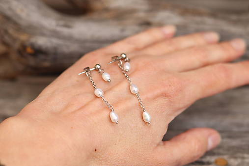 Dlhé retiazkové náušnice s perlami